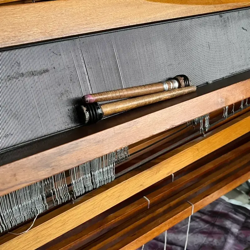 La producción de seda artesanal ha disminuido en años recientes debido a la competencia de la seda producida en masa y los cambios en las preferencias de los consumidores. Sin embargo, muchas comunidades en el mundo aún dependen de la seda artesanal como parte importante de su economía y cultura local.