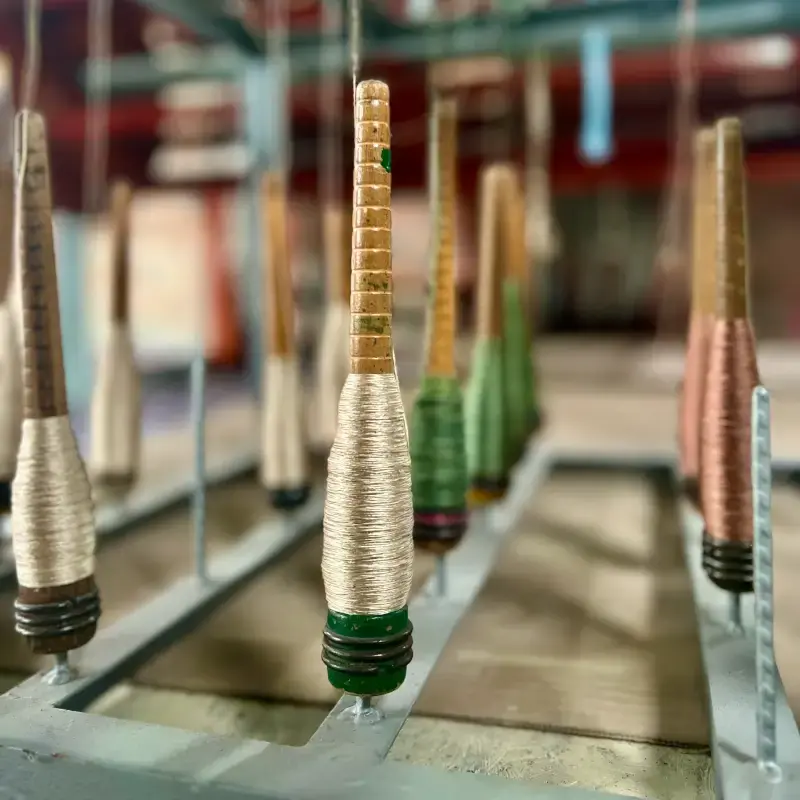 Recientemente, ha habido un creciente interés en la seda artesanal como alternativa sostenible y ética a la seda producida en masa. Se están realizando esfuerzos para apoyar y promover la producción de seda artesanal.