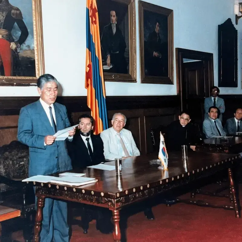 A mediados de los años 80, Colombia buscó alternativas al cultivo de café. Los gobiernos de Colombia y Corea del Sur se asociaron para establecer la producción industrial de hilos de seda...