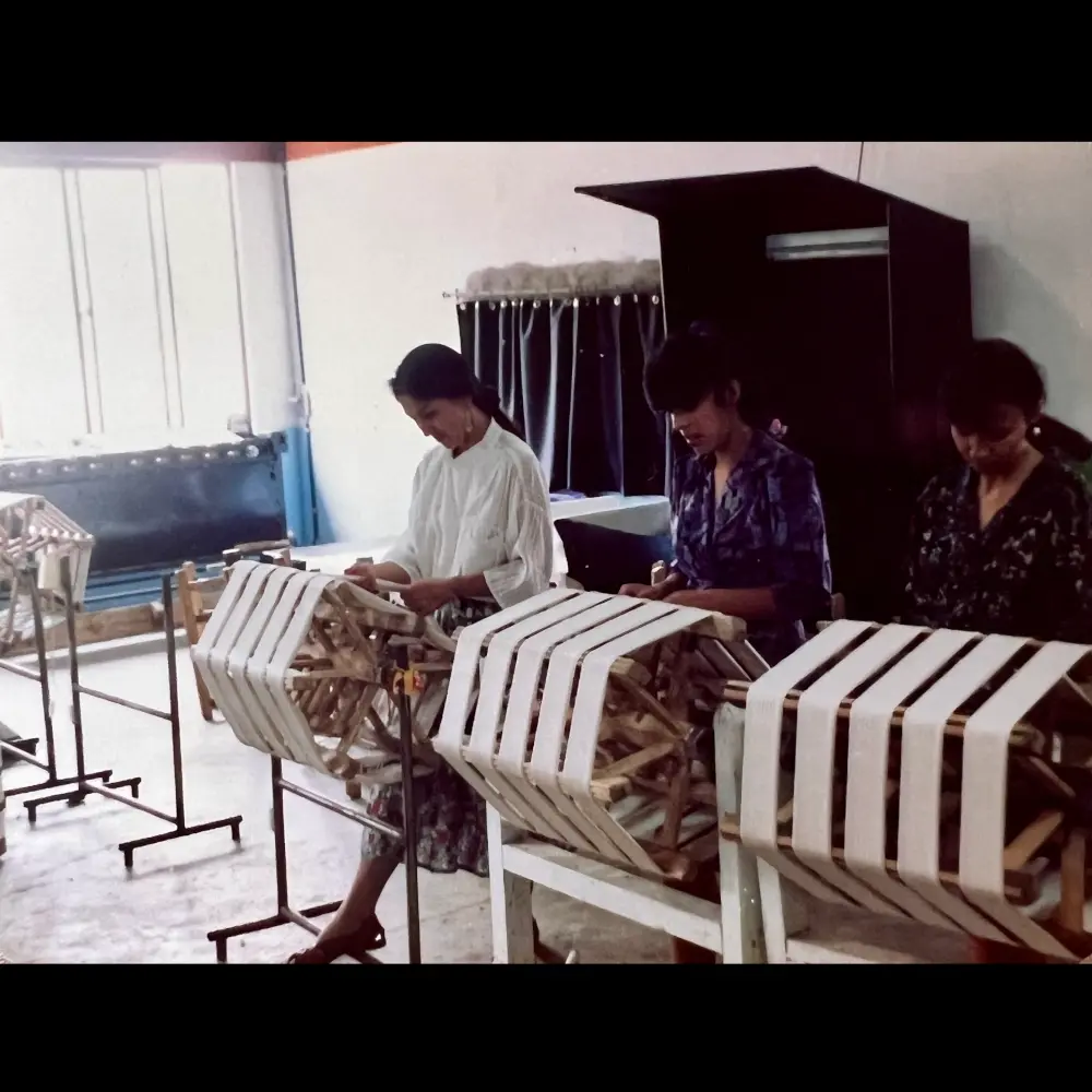 ...No obstante, surgió un proceso artesanal de producción con materiales y herramientas tradicionales como el telar que no formaban parte del proceso industrial. Esto permitió a los trabajadores (mayormente mujeres) continuar en la industria.