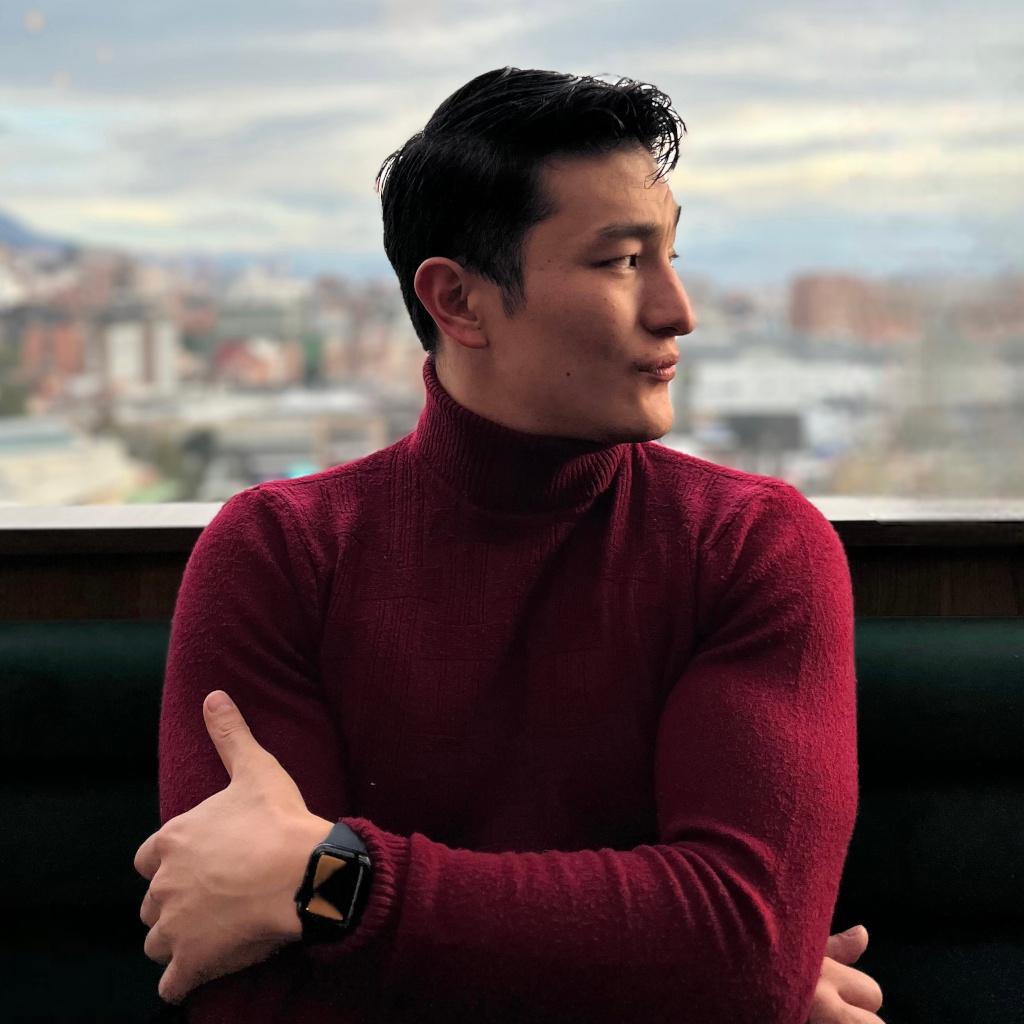 "A través de tecnología, investigación, innovación y desarrollo, trabajamos para revitalizar la producción de seda artesanal y promoverla como alternativa sostenible y ética a la seda producida en masa." — Santiago Hyun, Ingeniero de Sistemas