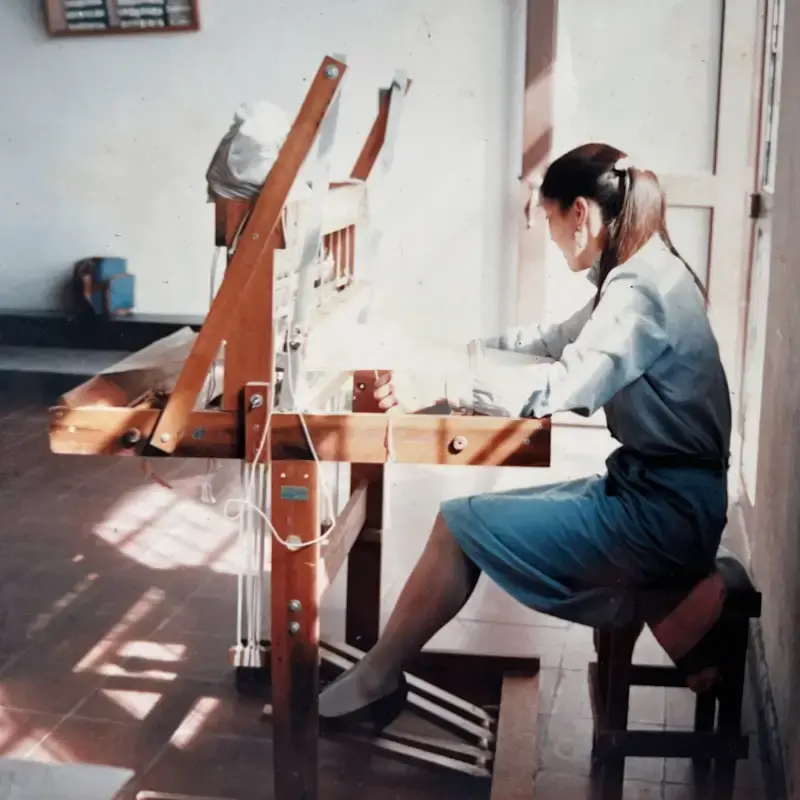 ...Esto inspiró a la emperatriz a encargar un telar para tejer hermosas prendas con los capullos que había descubierto...