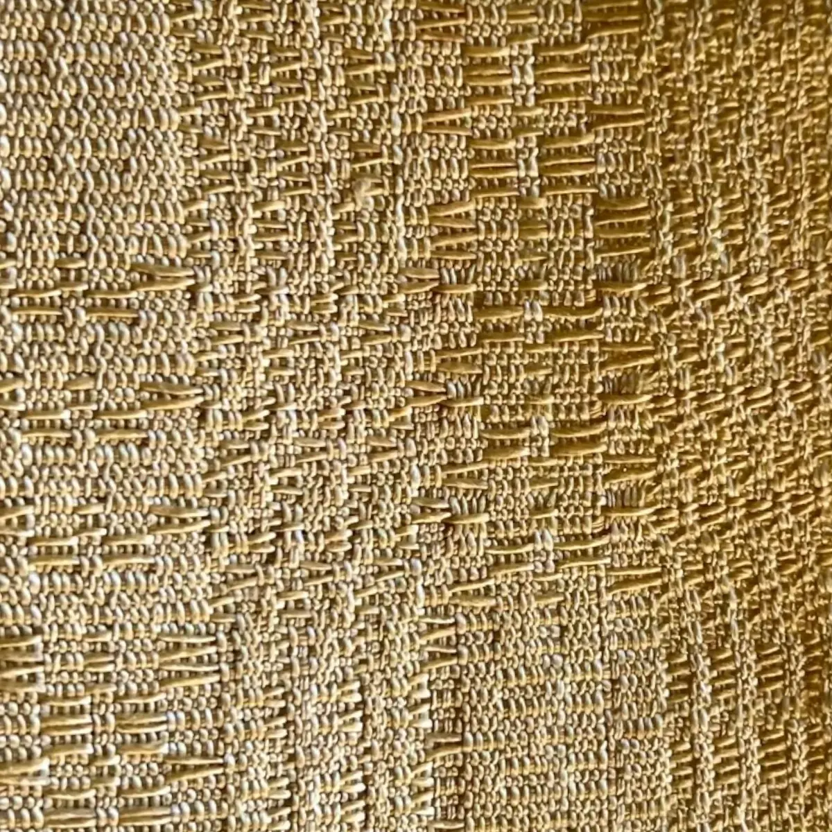 ...A pesar de las rutas comerciales para materiales como piedras, metales preciosos, lana, lino y otros en la antigua China, la Ruta de la Seda obtuvo su nombre del inmenso valor de la seda, que incluso superaba al del oro. También sirvió como vía para el intercambio de ideas, cultura y religiones entre Oriente y Occidente.